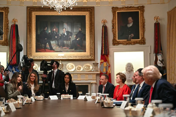 白宫短片揭秘：川普内阁成员如何度过2025圣诞