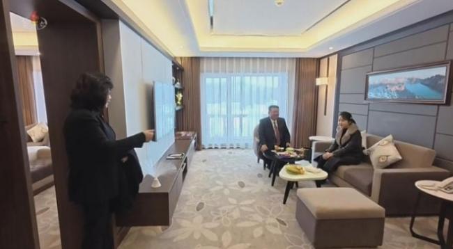 手搭金正恩肩上…金主爱毫不拘谨的肢体接触