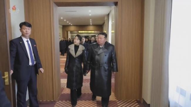 手搭金正恩肩上…金主爱毫不拘谨的肢体接触