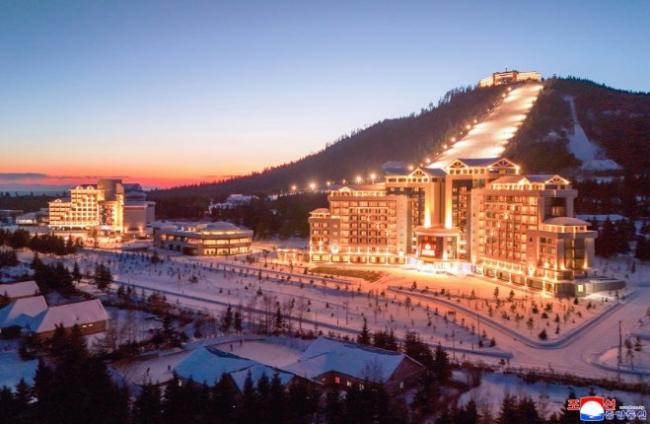 手搭金正恩肩上…金主爱毫不拘谨的肢体接触