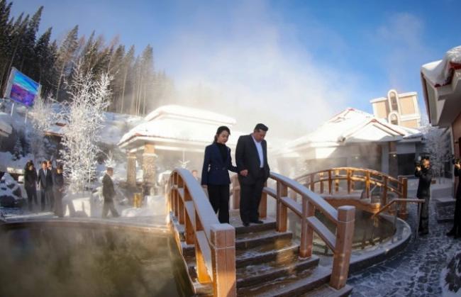 手搭金正恩肩上…金主爱毫不拘谨的肢体接触