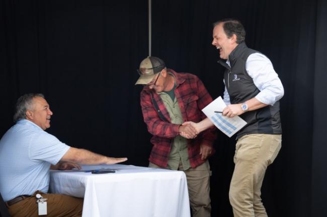 ��λ�ϰ���500����Ա���ʹ���2.4����Ԫ