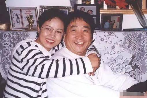 姜珊:我被父亲姜昆掐断星途,44岁还独身一人 姜珊:我被父亲姜昆掐断星途,44岁还独身一人