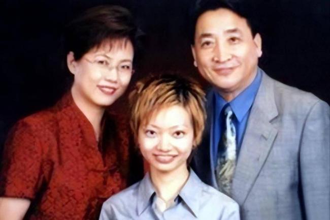 姜珊:我被父亲姜昆掐断星途,44岁还独身一人 姜珊:我被父亲姜昆掐断星途,44岁还独身一人