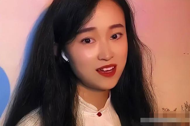 姜珊:我被父亲姜昆掐断星途,44岁还独身一人 姜珊:我被父亲姜昆掐断星途,44岁还独身一人