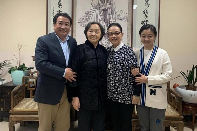 姜珊:我被父亲姜昆掐断星途,44岁还独身一人 姜珊:我被父亲姜昆掐断星途,44岁还独身一人