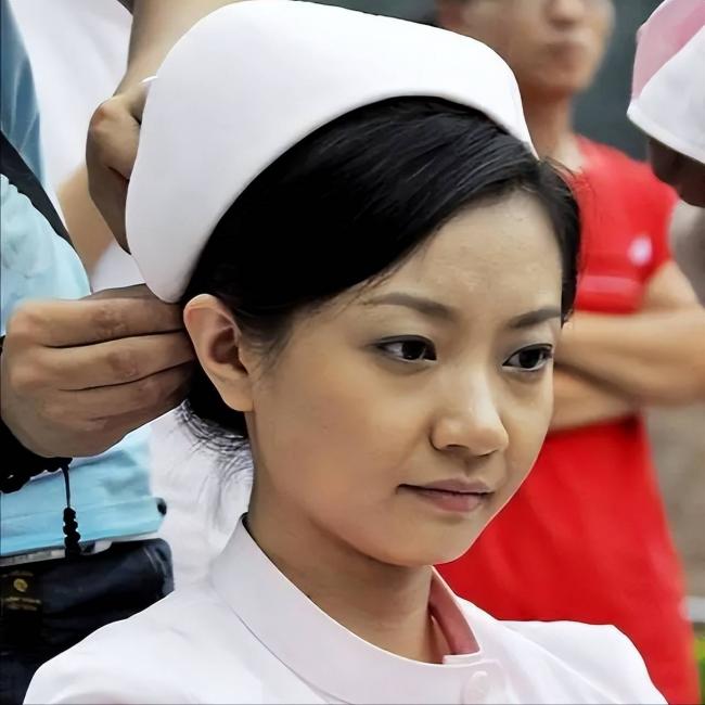 姜珊:我被父亲姜昆掐断星途,44岁还独身一人 姜珊:我被父亲姜昆掐断星途,44岁还独身一人