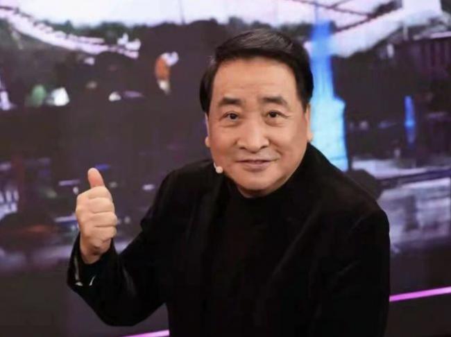 反转! 美国豪宅高唱《我和我的祖国》?姜昆方否认! 视频来源与时间均被篡改 反转! 美国豪宅高唱《我和我的祖国》?姜昆方否认! 视频来源与时间均被篡改