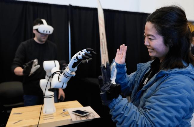 硅谷一线峰会，这一幕令大佬们清醒