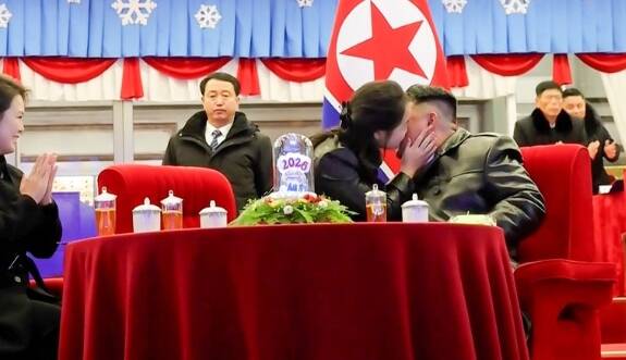 金正恩携女跨年超亲密 现“捧脸亲吻”惊人画面