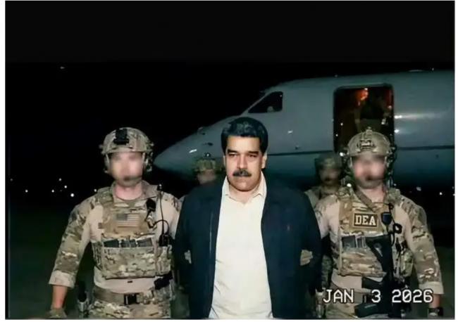 马杜罗被抓下飞机时的视频 马杜罗被抓下飞机时的视频