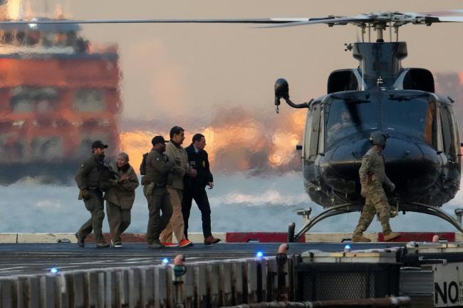 马杜洛穿卡其色囚服与橘鞋跛行 被押送至法院