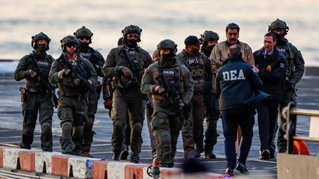 马杜洛穿卡其色囚服与橘鞋跛行 被押送至法院