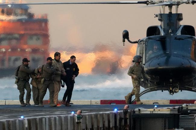 马杜洛穿卡其色囚服与橘鞋跛行 被押送至法院