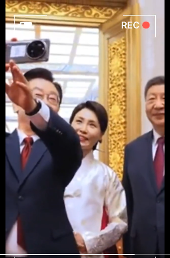 李在明持小米手机与习近平自拍 网友热议 李在明持小米手机与习近平自拍 网友热议