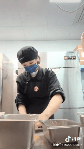 美女店员干黄一家店,霸王茶姬的天塌了 美女店员干黄一家店,霸王茶姬的天塌了