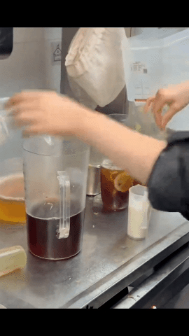 美女店员干黄一家店,霸王茶姬的天塌了 美女店员干黄一家店,霸王茶姬的天塌了