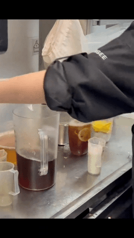 美女店员干黄一家店,霸王茶姬的天塌了 美女店员干黄一家店,霸王茶姬的天塌了