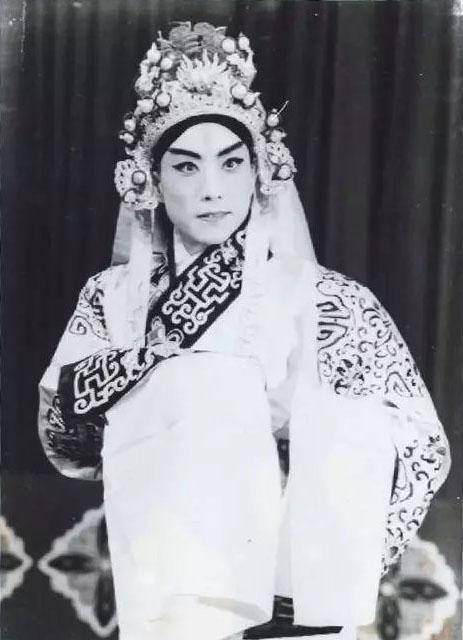 京剧名家唱了几十年“打倒美帝”，晚年定居美国