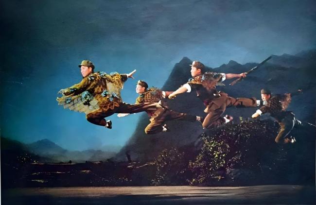 京剧名家唱了几十年“打倒美帝”，晚年定居美国