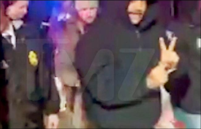 比大拇指又比V 马杜罗手势很有戏 比大拇指又比V 马杜罗手势很有戏