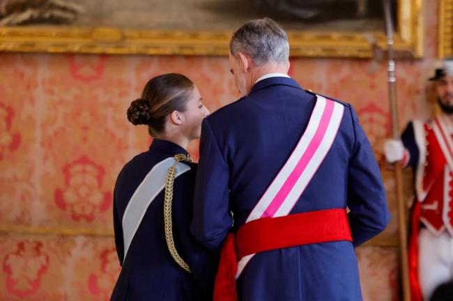 20岁西班牙神颜公主 到外公家吃饭很欢乐 20岁西班牙神颜公主 到外公家吃饭很欢乐