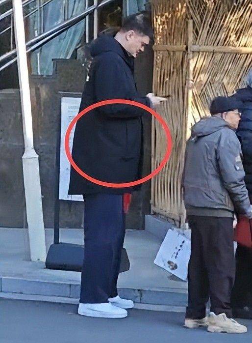 姚明陪父母上海探亲!身材发福有400斤 姚明陪父母上海探亲!身材发福有400斤