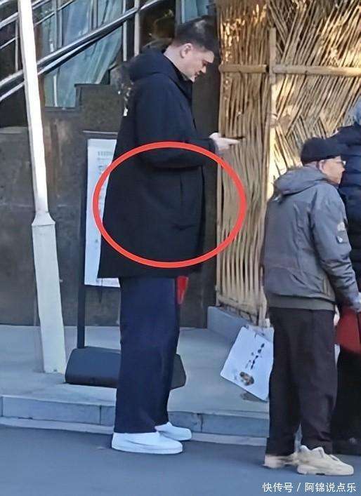 姚明陪父母上海探亲!身材发福有400斤 姚明陪父母上海探亲!身材发福有400斤