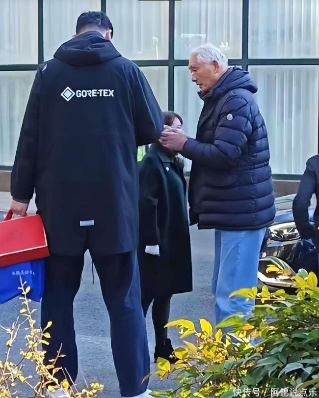 姚明陪父母上海探亲!身材发福有400斤 姚明陪父母上海探亲!身材发福有400斤