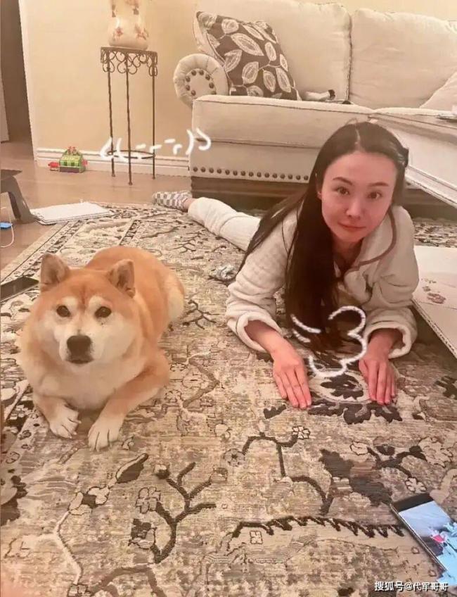 35岁郑爽相貌大变,又僵又肿,住豪宅生活安逸 35岁郑爽相貌大变,又僵又肿,住豪宅生活安逸