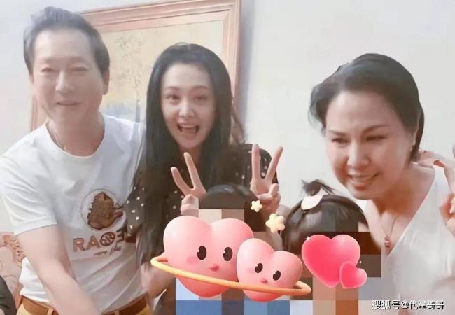 35岁郑爽相貌大变,又僵又肿,住豪宅生活安逸 35岁郑爽相貌大变,又僵又肿,住豪宅生活安逸