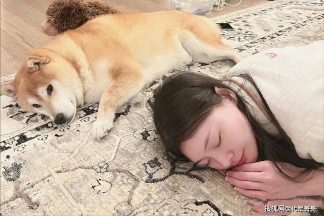 35岁郑爽相貌大变,又僵又肿,住豪宅生活安逸 35岁郑爽相貌大变,又僵又肿,住豪宅生活安逸