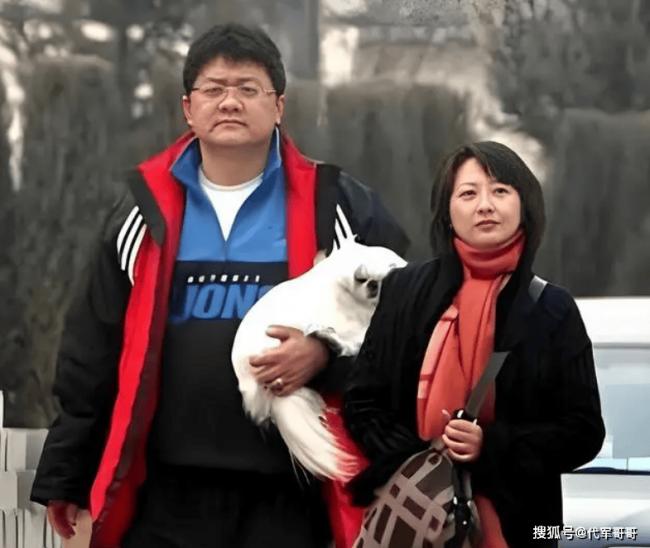 18年前胡紫薇大闹丈夫张斌发布会,如今他们怎样 18年前胡紫薇大闹丈夫张斌发布会,如今他们怎样