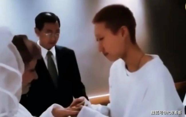 成龙女儿吴卓林结婚现场曝光，与爱人牵手甜笑