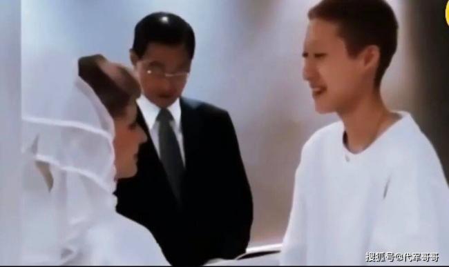 成龙女儿吴卓林结婚现场曝光，与爱人牵手甜笑