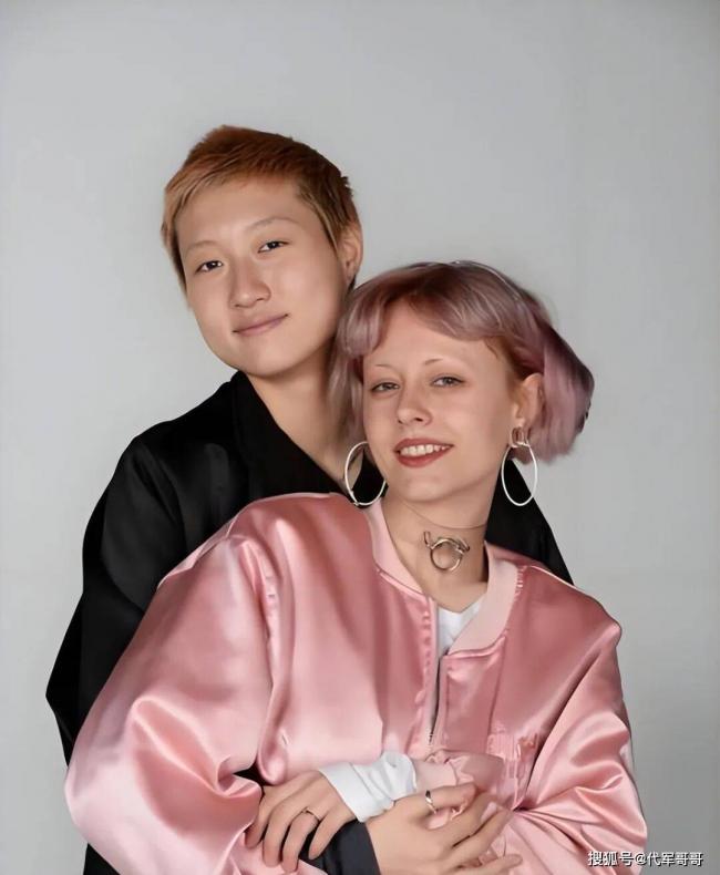 成龙女儿吴卓林结婚现场曝光，与爱人牵手甜笑