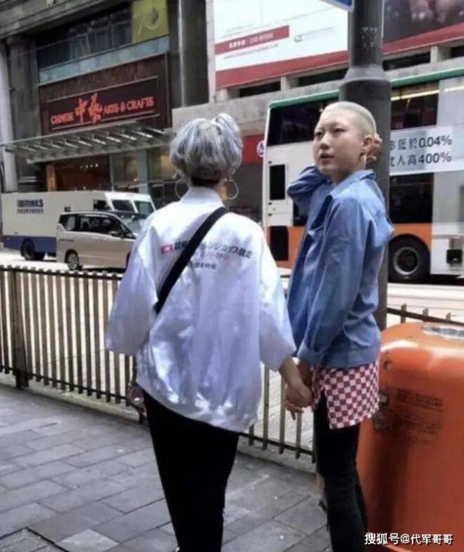 成龙女儿吴卓林结婚现场曝光，与爱人牵手甜笑