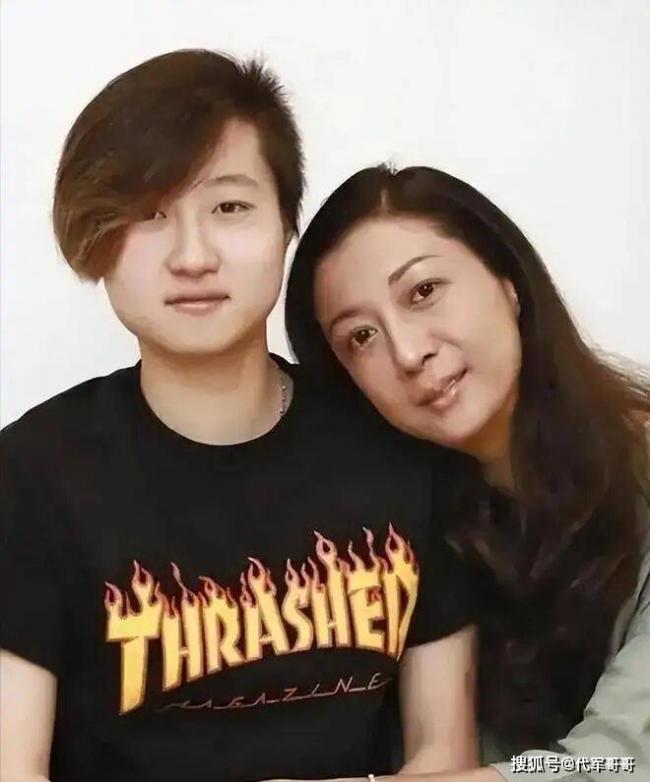 成龙女儿吴卓林结婚现场曝光，与爱人牵手甜笑