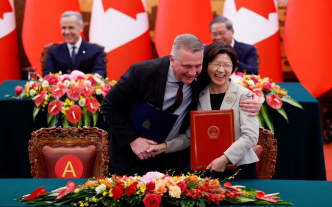 中加部长签约“摆乌龙”  惹全场笑声