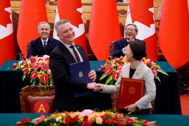 中加部长签约“摆乌龙”  惹全场笑声