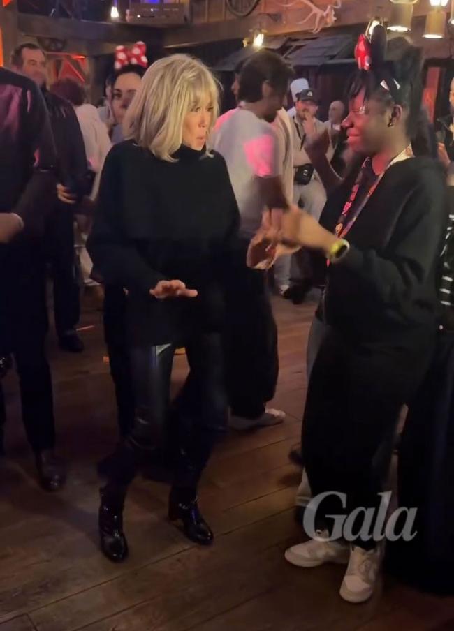 马克龙戴墨镜开会，难道被“老师”教训了？