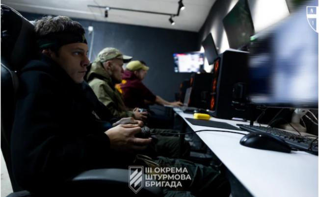 俄军太惨！1架机器人机枪手干掉俄军一个连