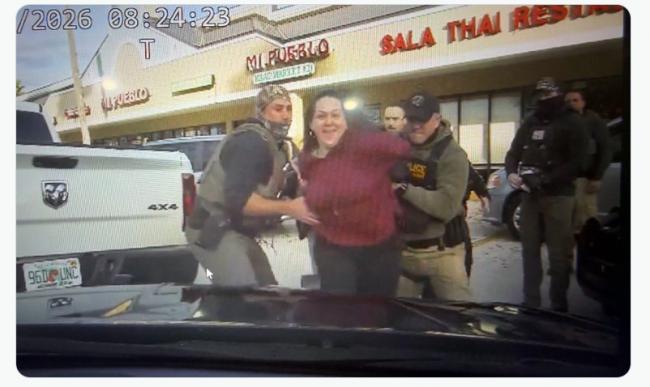 Ů���߾��챻ICE���� �ݳ������ﲻ�������մ�