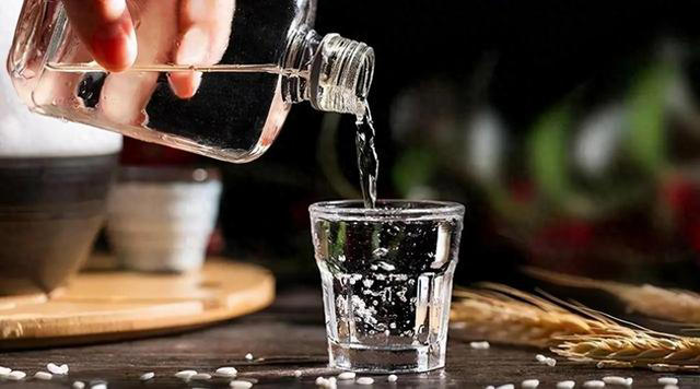 �����Ⱦƺ͵ξƲ�մ��˭�����٣�