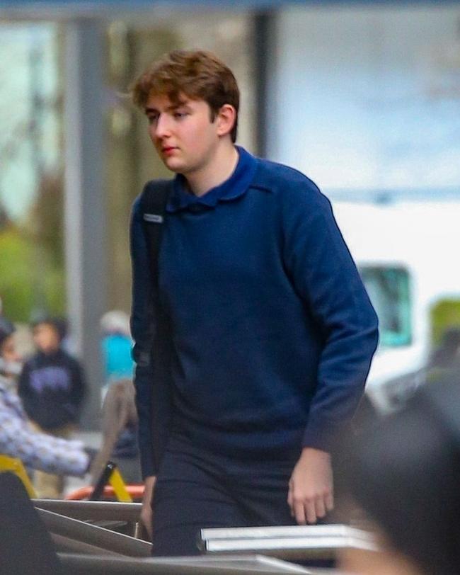 巴伦救下英国女网友，总统儿子被接线员斥责