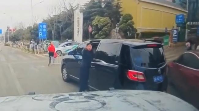 ��·������ָ����������Ů���롰�ұ�ײ�ɡ�