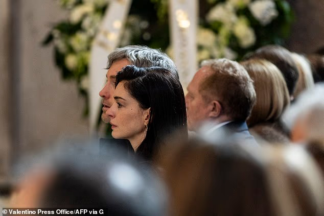 瓦伦蒂诺葬礼举行 安妮·海瑟薇哭红鼻子 瓦伦蒂诺葬礼举行 安妮·海瑟薇哭红鼻子