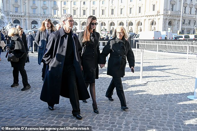 瓦伦蒂诺葬礼举行 安妮·海瑟薇哭红鼻子 瓦伦蒂诺葬礼举行 安妮·海瑟薇哭红鼻子