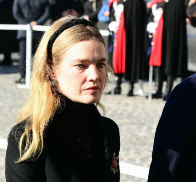 瓦伦蒂诺葬礼举行 安妮·海瑟薇哭红鼻子 瓦伦蒂诺葬礼举行 安妮·海瑟薇哭红鼻子