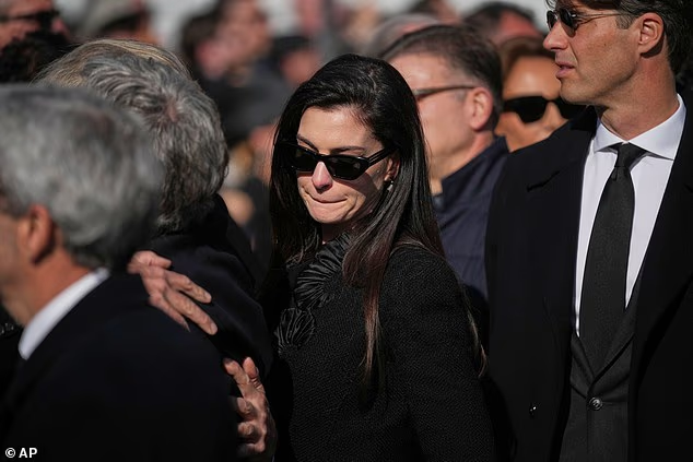 瓦伦蒂诺葬礼举行 安妮·海瑟薇哭红鼻子 瓦伦蒂诺葬礼举行 安妮·海瑟薇哭红鼻子